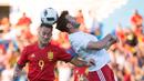 Pemain Spanyol, Lucas Vasquez (kiri), duel dengan pemain Georgia, Valeri Qazaishvili, pada laga persahabatan di Coliseum Alfonso Perez, Madrid, Rabu (8/6/2016) dini hari WIB. (AFP/Curto De La Torre)