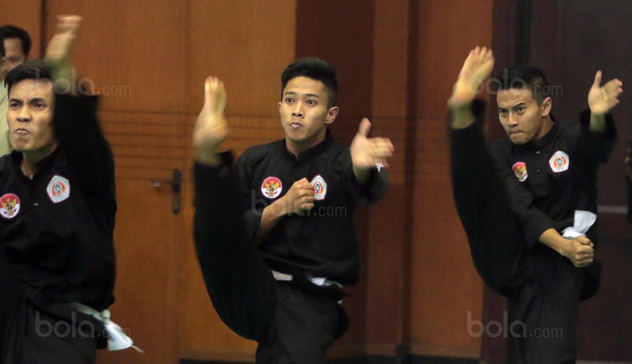 Atlet Silat regu putra memamerkan kebolehan di Padepokan Silat, Taman Mini Indonesia Indah, Jakarta Timur, (03/10/2017).  Kunjungan Wapres ini untuk memantau persiapan jelang Asian Games 2018. (Bola.com/Nicklas Hanoatubun)