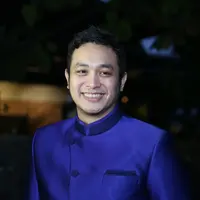 Tepat bangsa Indonesia merayakan ulang tahun yang ke-71, presenter Gilang Dirga resmi melamar kekasihnya. Hari bersejarah bagi bangsa Indonesia dipilih berkaitan dengan ide sang calon istri. (Nurwahyunan/Bintang.com)