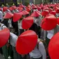 Guru sekolah antikudeta mengenakan seragam dan topi tradisional Myanmar saat berpartisipasi dalam demonstrasi di Mandalay, Myanmar, Rabu (3/3/2021). Demonstran di Myanmar turun ke jalan lagi pada hari Rabu untuk memprotes perebutan kekuasaan bulan lalu oleh militer. (AP Photo)