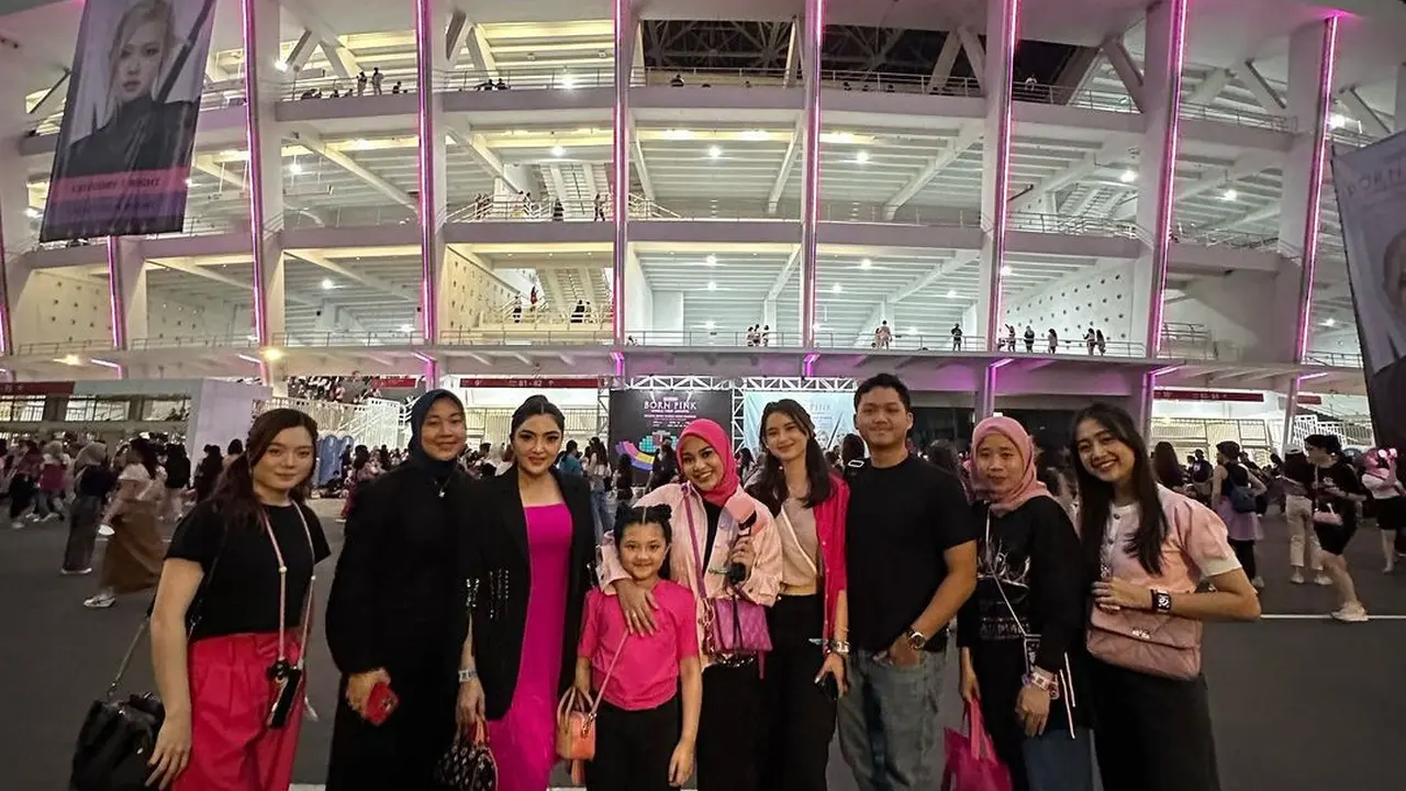 Rombongan Ashanty Berfoto Bersama di Depan Stadion GBK Tempat Konser Blackpink Berlangsung