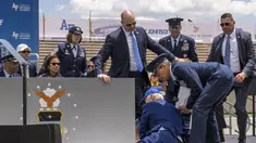 Presiden Joe Biden jatuh di atas panggung saat upacara wisuda Akademi Angkatan Udara Amerika Serikat 2023 di Falcon Stadium, Colorado, Kamis (1/6/2023). (AP Photo/Andrew Harnik)