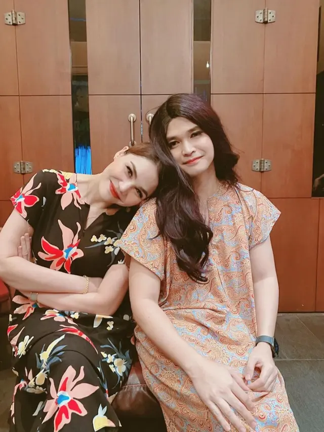 Tidak hanya potret kebersamaan yang mesra dan harmonis, Aiman Ricky dan DJ Katty Butterfly juga kerap mengunggah potret lucu seperti mengenakan daster plus didandani.