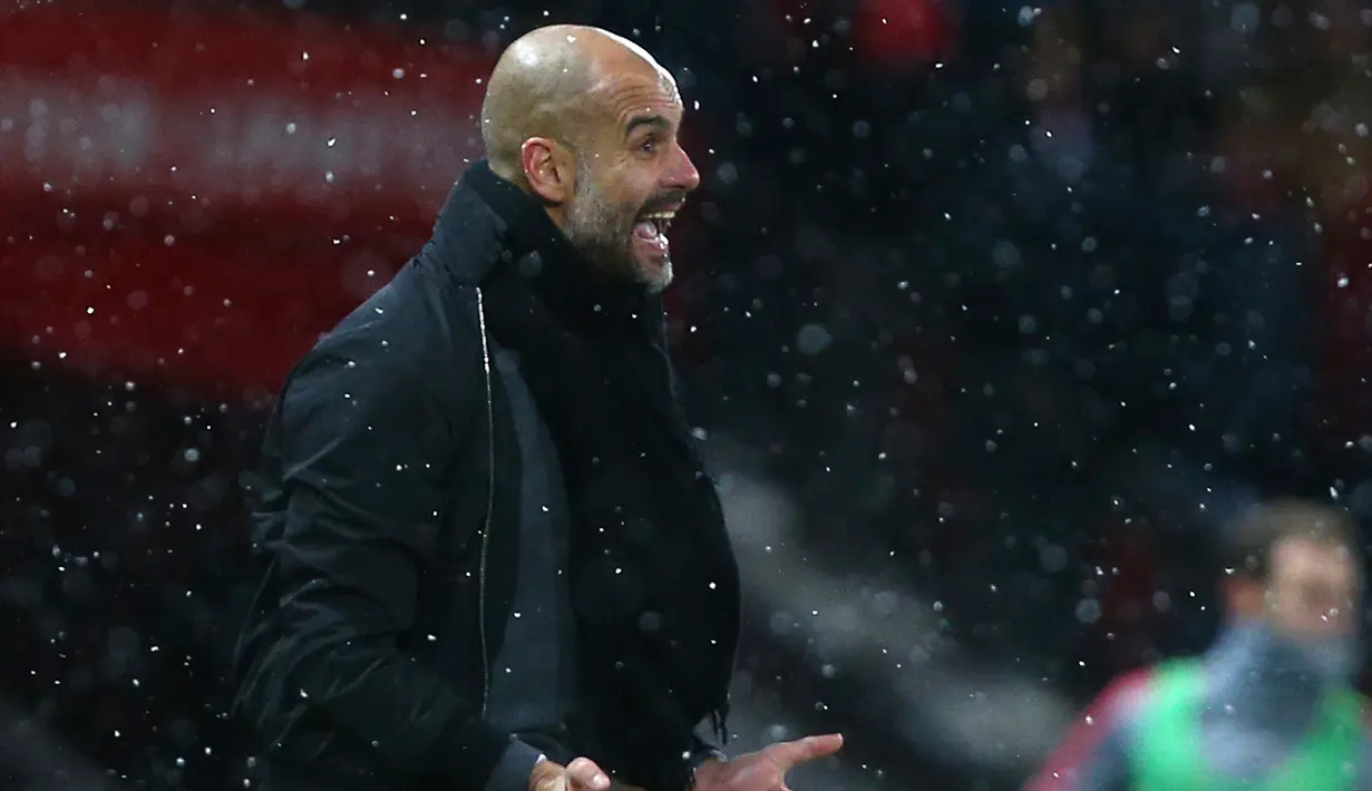 Pelatih Manchester City, Pep Guardiola saat memberi instruksi kepada pemainnya saat bertanding di Liga Inggris di Old Trafford Stadium, Inggris, (10/12). Usai mengalahkan MU, City kokoh di puncak klasemen dengan poin 46. (AP Photo/Dave Thompson)