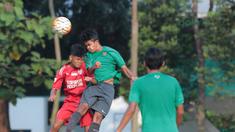 Duel pemain Timnas Indonesia U-16 dan pemain Top Skor U-16  pada laga uji coba di Lapangan Atang Sutresna, Cijantung, Kamis (10/5/2018). Tim Top Skor U-16 menang 2-0 atas Timnas Indonesia U-16. (Bola.com/Nick Hanoatubun)