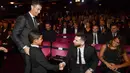 Bintang Barcelona, Lionel Messi, menyapa anak Cristiano Ronaldo saat acara penghargaan pemain terbaik FIFA 2017 di London, Senin (23/10/2017). (AFP/Ben Stansall)