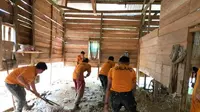Pemukiman warga Desa Puuroda Kecamatan Uepai Konawe, penuh lumpur usai banjir, Rabu (19/6/2019).(Liputan6.com/Ahmad Akbar Fua)