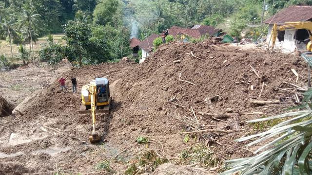 Empat alat berat dikerahkan untuk penanganan longsor di Kutabima Cilacap. (Foto: Liputan6.com/BPBD Cilacap)