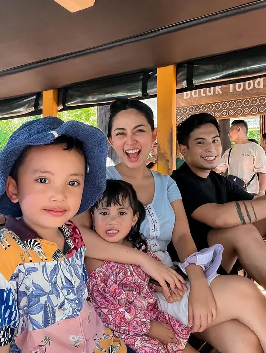 "Buna & the Al-Hakims family trip krn abang rapotnya bagus kemaren minta ke Bali Zoo," tulis rachelvennya dalam unggahan 7 April.  [Instagram/rachelvennya]