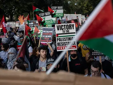 Orang-orang memegang plakat dan melambaikan bendera Palestina dalam sebuah protes pro-Palestina saat Konvensi Nasional Partai Demokrat (DNC) berlangsung di Chicago, Illinois, pada 22 Agustus 2024. (CHRISTIAN MONTERROSA/AFP)