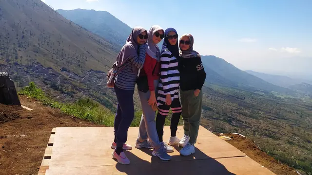Beberapa pengunjung kaum milenial menggunakan view indah kawasan Bukit Parama Satwika, untuk mengabadikan liburan meraka yang menyenangkan.