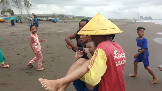 Bocah 10 tahun di Cilacap terseret ombak Laut Kidul atau pantai selatan cilacap, di Pantai Kemiren. (Foto: Liputan6.com/Basarnas/Muhamad Ridlo)