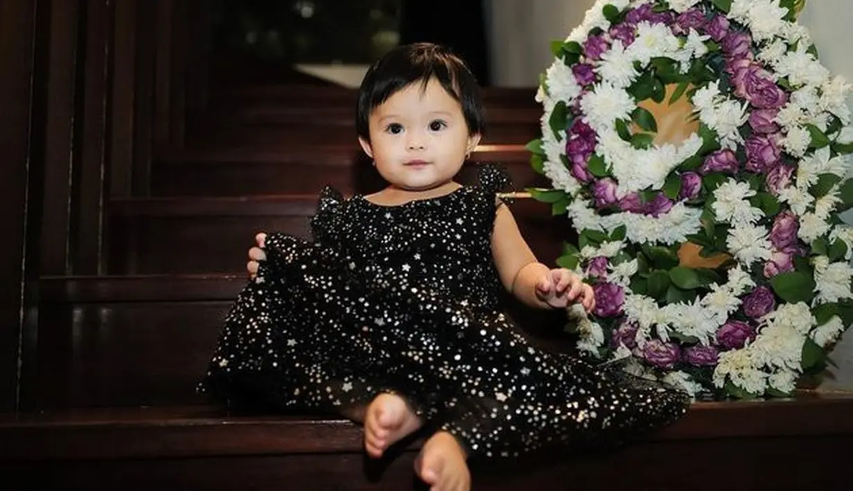 <p>Pada usia 9 bulan, Ameena tampil makin stylish dengan mengenakan busana blink-blink. [Foto: Instagram.com/attahalilintar]</p>