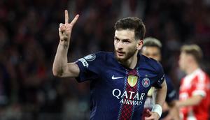 Bintang PSG, Khvicha Kvaratskhelia, memberikan instruksi saat menghadapi Bayern Munchen pada semifinal leg 1 Liga Champions 2025/2026, Rabu (29/4/2026) dini hari WIB. (ALAIN JOCARD / AFP)