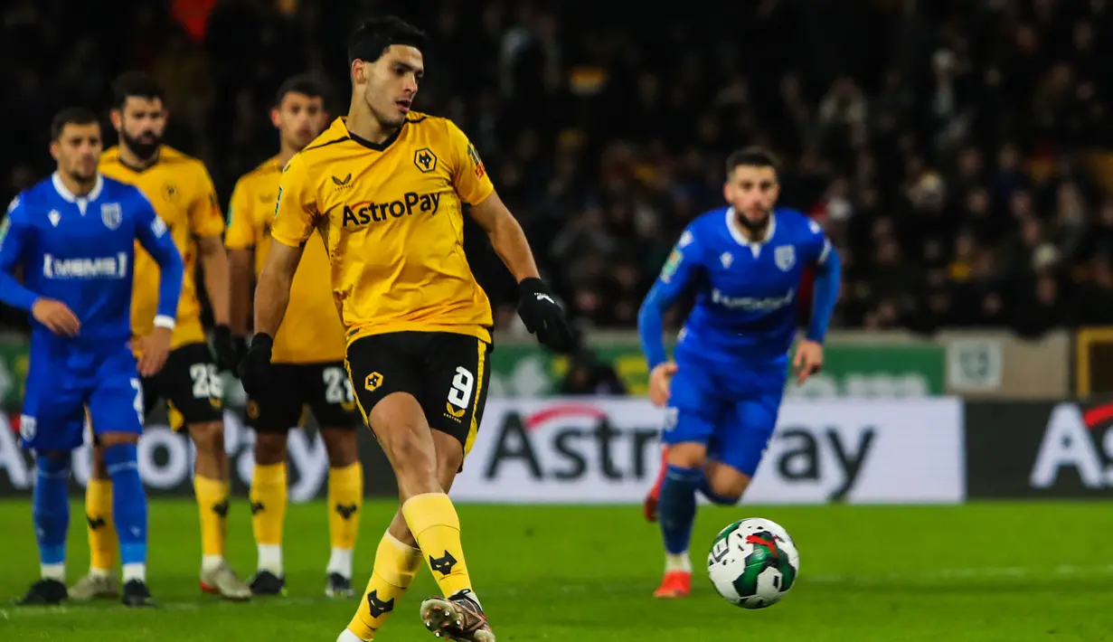 Striker Wolverhampton Wanderers, Raul Jimenez mencetak gol lewat eksekusi penalti ke gawang Gillingham pada laga putaran keempat Carabao Cup 2022/2023 di Molineux Stadium, Wolverhampton (20/12/2022). Raul Jimenez total mencetak 3 gol dari 3 penampilan. Wolverhampton yang mulai berlaga dari putaran kedua harus terhenti langkahnya di babak perempatfinal setelah takluk dari Nottingham Forest lewat adu penalti. (AFP/Geoff Caddick)