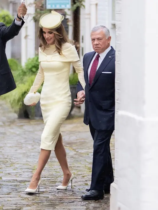 <p>Ratu Rania dari Yordania memilih gaun kuning pucat. Yang Mulia mengenakan gaun pensil custom couture Tamara Ralph pastel lemon yellow silk crepe dengan kerah busur off-shoulder berstruktur. @queenrania</p>