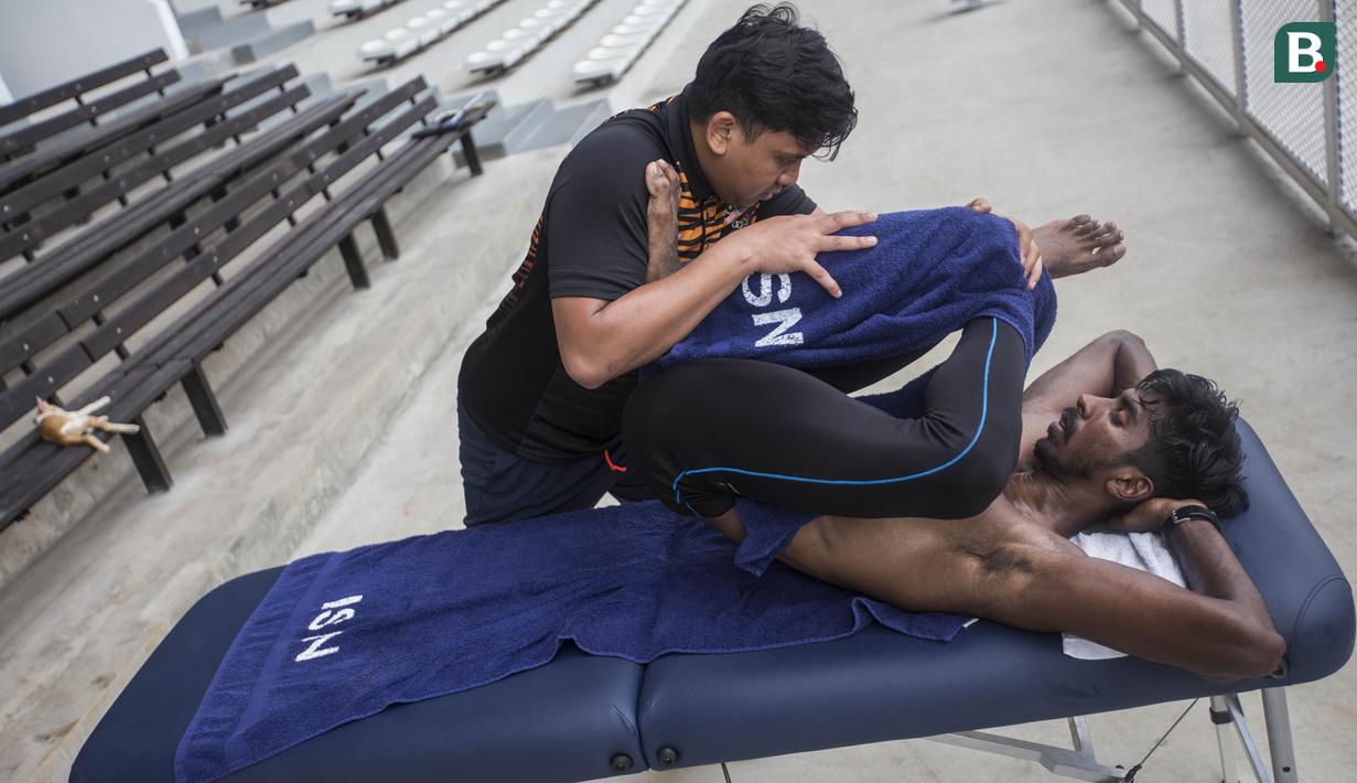 Atlet atletik asal Malaysia mendapat perawatan saat latihan di Stadion Madya Senayan, Jakarta, Sabtu (10/2/2018). Latihan ini merupakan persiapan jelang Invitation Tournament Asian Games 2018. (Bola.com/Vitalis Yogi Trisna)