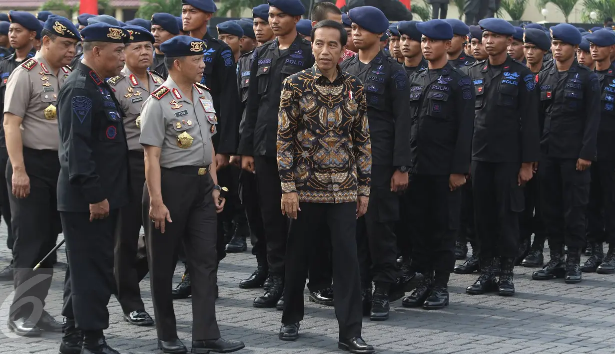 Presiden Jokowi didampingi Kapolri Jenderal Pol Tito Karnavian dan Wakapolri Komisaris Jenderal Syafruddin seusai meninjau pasukan setelah memimpin apel Korps Brimob Polri di Kelapa Dua, Depok, Jumat (11/11). (Liputan6.com/Immanuel Antonius)