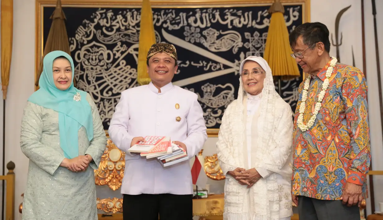 Kekaguman pun diutarakan Sultan Arief atas konsistensi yang telah dilakukan Ajip sampai saat ini dalam melestarikan bidang budaya. (Adrian Putra/Bintang.com)