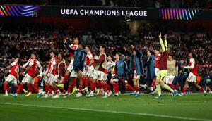 Pemain Arsenal merayakan keberhasilan melangkah ke final Liga Champions usai meraih kemenangan 1-0 atas Atletico Madrid pada leg kedua semifinal di Emirates Stadium, Rabu (6/5/2026) dini hari WIB. Arsenal lolos ke final dengan kemenangan agregat 2-1. (Adrian Dennis / AFP)