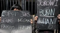 Massa dari Badan Pekerja KontraS membentangkan spanduk saat aksi unjuk rasa di Kejaksaan Agung, Jakarta, Selasa (28/4/2015). Aksi tersebut menuntut Presiden Jokowi dan Kejagung membatalkan pelaksanaan eksekusi mati. (Liputan6.com/Johan Tallo)