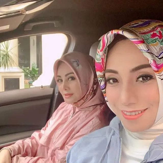 6 Potret Kebersamaan Siti KDI dan Cici Paramida, Kakak Adik yang Kompak