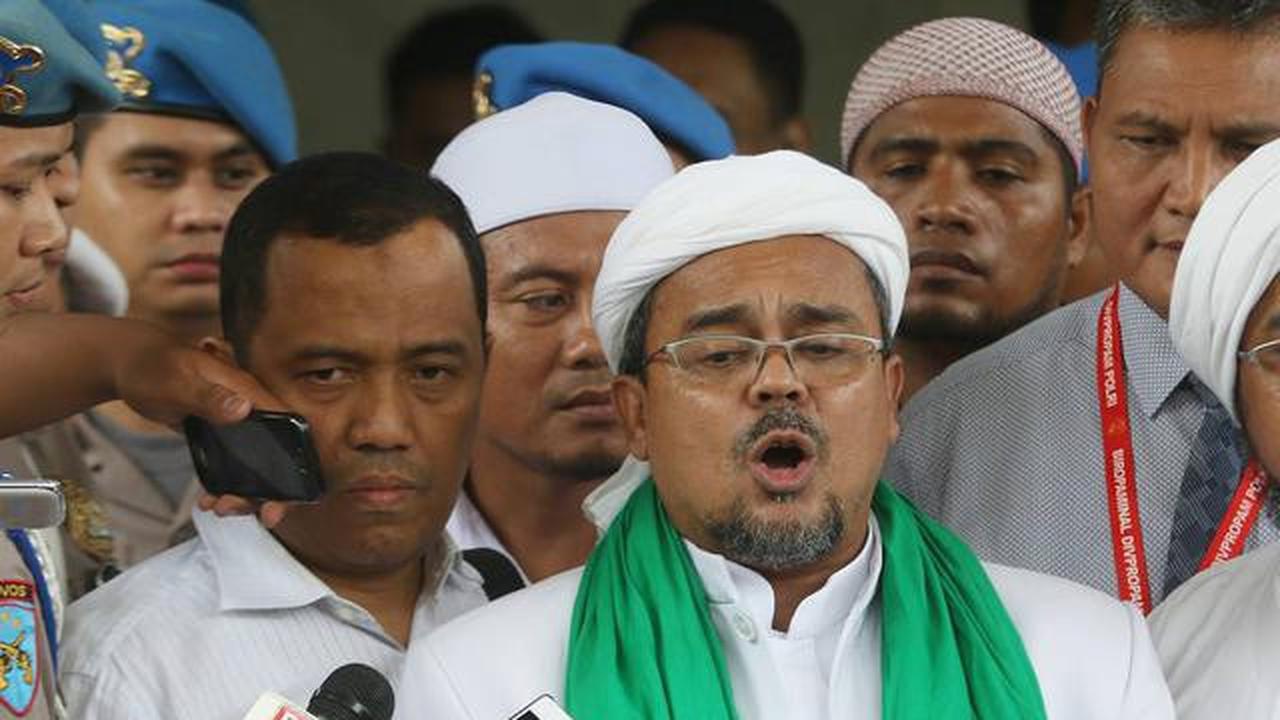 Pimpinan FPI, Muhammad Rizieq Shihab memberi keterangan usai menjalani pemeriksaan di Bareskrim, Jakarta, Rabu (23/11). Pemeriksaan beragendakan melengkapi berkas sebelumnya di tingkat penyelidikan. (Liputan6.com/Immanuel Antonius)