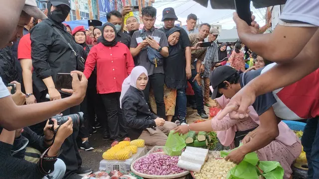 Istri Calon Presiden (Capres) nomor urut 3 Ganjar Pranowo, Siti Atikoh Supriyanti saat blusukan ke Pasar 26 Ilir, Palembang, Sumatera Selatan, Jumat (12/1/2024).