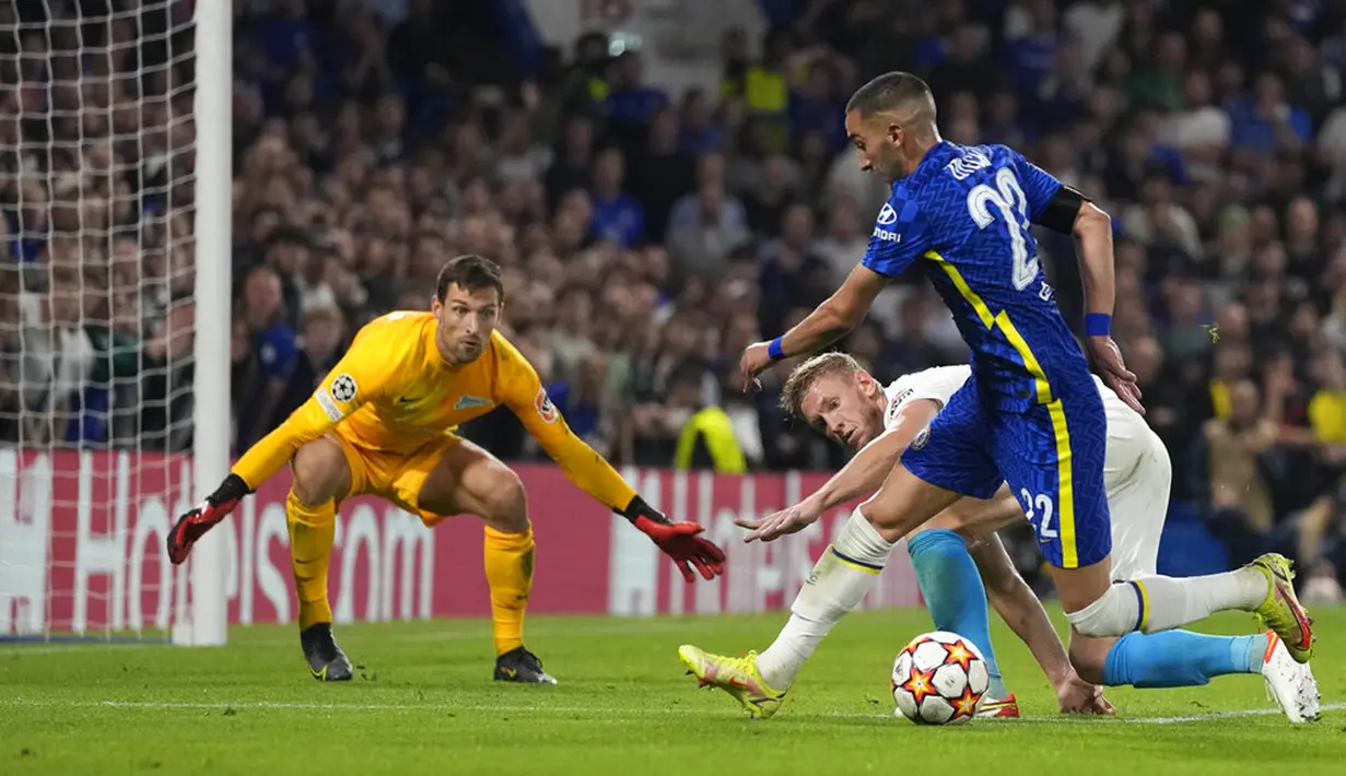 Pemain Chelsea Hakim Ziyech (kanan) berebut bola dengan pemain Zenit St Petersburg Dmitriy Chistyakov pada pertandingan Grup H Liga Champions di Stadion Stamford Bridge, London, Inggris, Selasa (14/9/2021). Chelsea menang 1-0. (AP Photo/Kirsty Wigglesworth)
