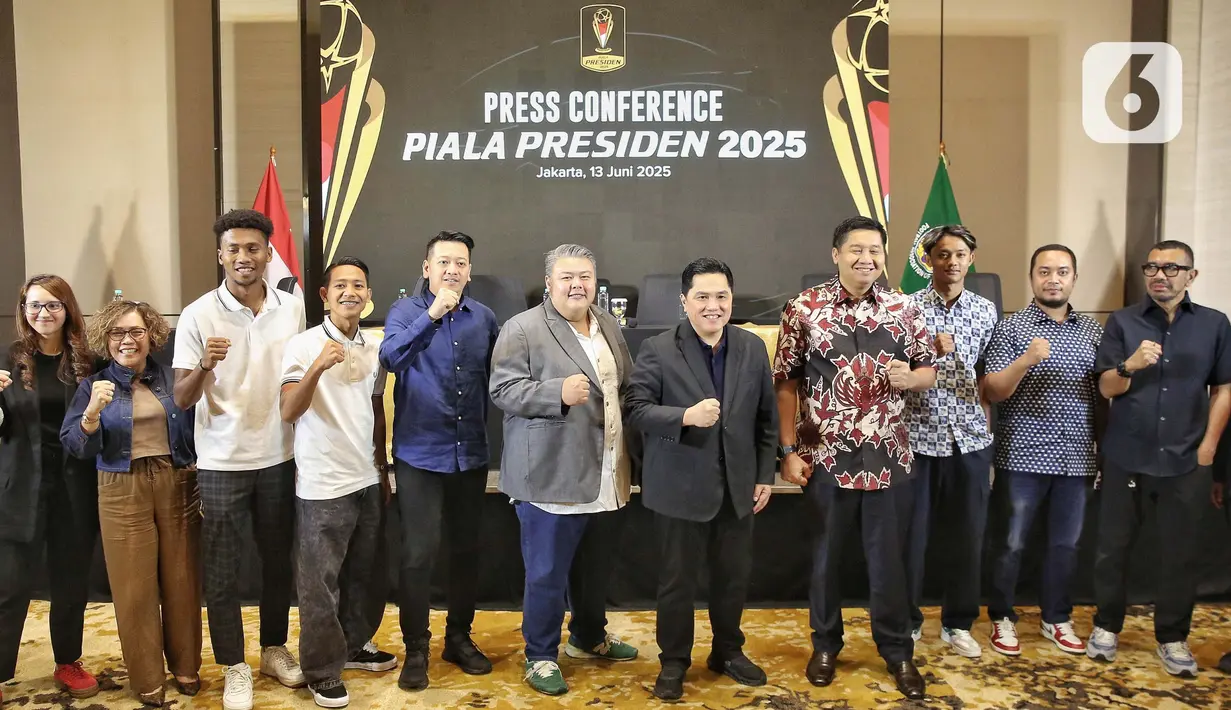 Ketua Umum Persatuan Sepak Bola Seluruh Indonesia (PSSI) Erick Thohir (ketujuh kiri), Ketua Steering Committee Piala Presiden 2025 Maruarar Sirait (kedelapan kiri), dan  Ketua Organizing Commitee (OC) Harsiwi Achmad (kedua kiri) usai memberi keterangan terkait perhelatan Piala Presiden 2025 di Jakarta, Jumat (13/6/2025). (Liputan6.com/Angga Yuniar)