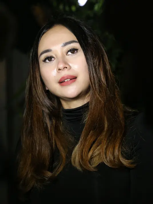 Seorang stylist membuat tampilan rambut Aura berbeda dari kesehariannya. Ia pun mengakui rasa bosan dengan warna rambut yang selalu hitam selama delapan bulan tekahir ini. (Adrian Putra/Bintang.com)