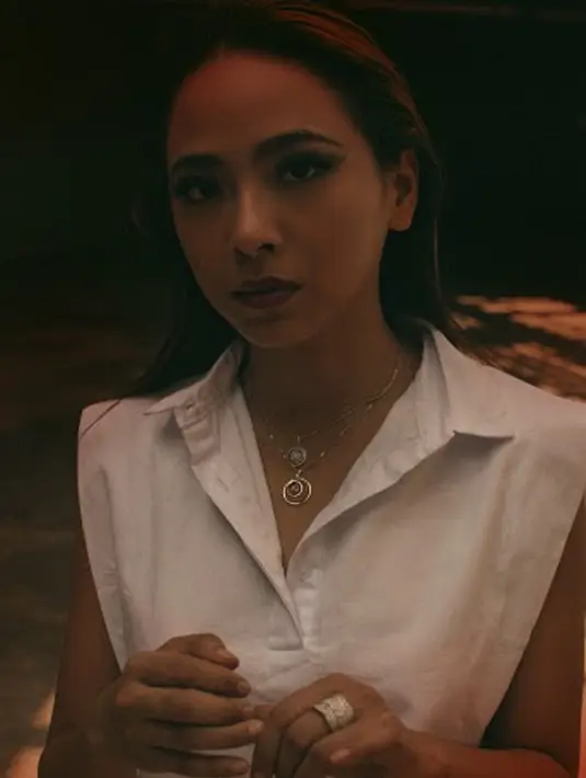 Nadia Vega. (Outfits by  NUMBER9/ IG @numbernineonline Accessories by ADELLE/ IG @adellejewellery, Photographer: Ejja Pahlevi/ IG @ejjaxz, Mua: Listerianto/ IG @BDTVRLIST, Fashion Stylist: Iwan Latiff/ IG @iwanlatiff, Bintang.com)