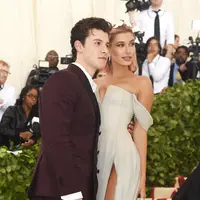 Shawn Mendes dan Hailey Baldwin di Met Gala 2018. (JAMIE MCCARTHY / GETTY IMAGES NORTH AMERICA / AFP)