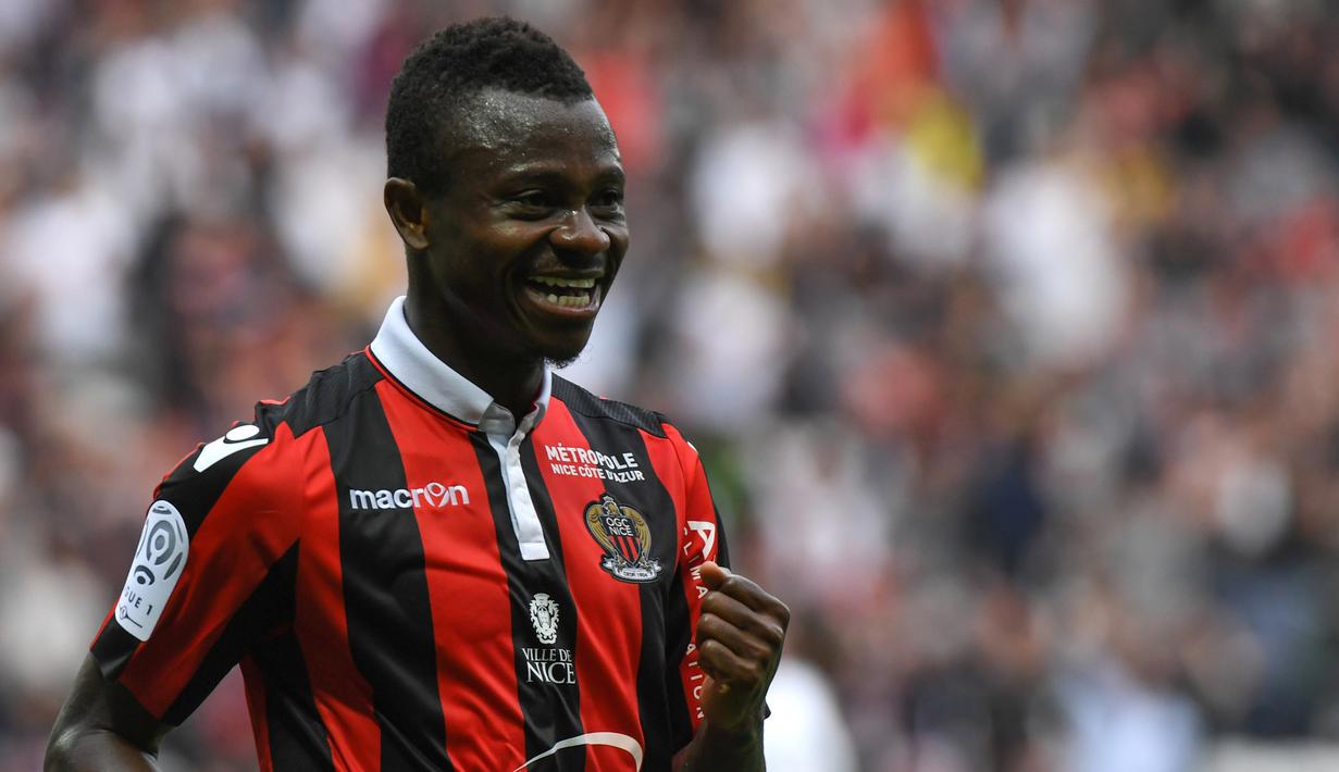 4. Jean Michael Seri - Teka-teki kedatangan dirinya ke London akhirnya terjawab, bukan Chelsea atau Arsenal melainkan Fulham. Gelandang asal Pantai Gading inimemutuskan hijrah dari Nice ke klub promosi Liga Inggris. (AFP/Yann Coatsaliou)