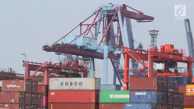 Aktivitas di Jakarta International Container Terminal, Jumat (15/3). BPS mencatat impor pada Februari 2019 turun tajam 18,61 persen menjadi US$12,2 miliar dibanding bulan sebelumnya US$14,99 miliar. (Liputan6.com/Helmi Fithriansyah)