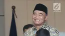 Yohanes “Joni” Ande Kala bertemu Menteri Pendidikan dan Kebudayaan, Muhadjir Effendy di Jakarta, Senin (20/8). Selain beasiswa, Joni juga mendapat bonus laptop, sepatu, pakaian dan perlengkapan sekolah dari Mendikbud. (Liputan6.com/Herman Zakharia)