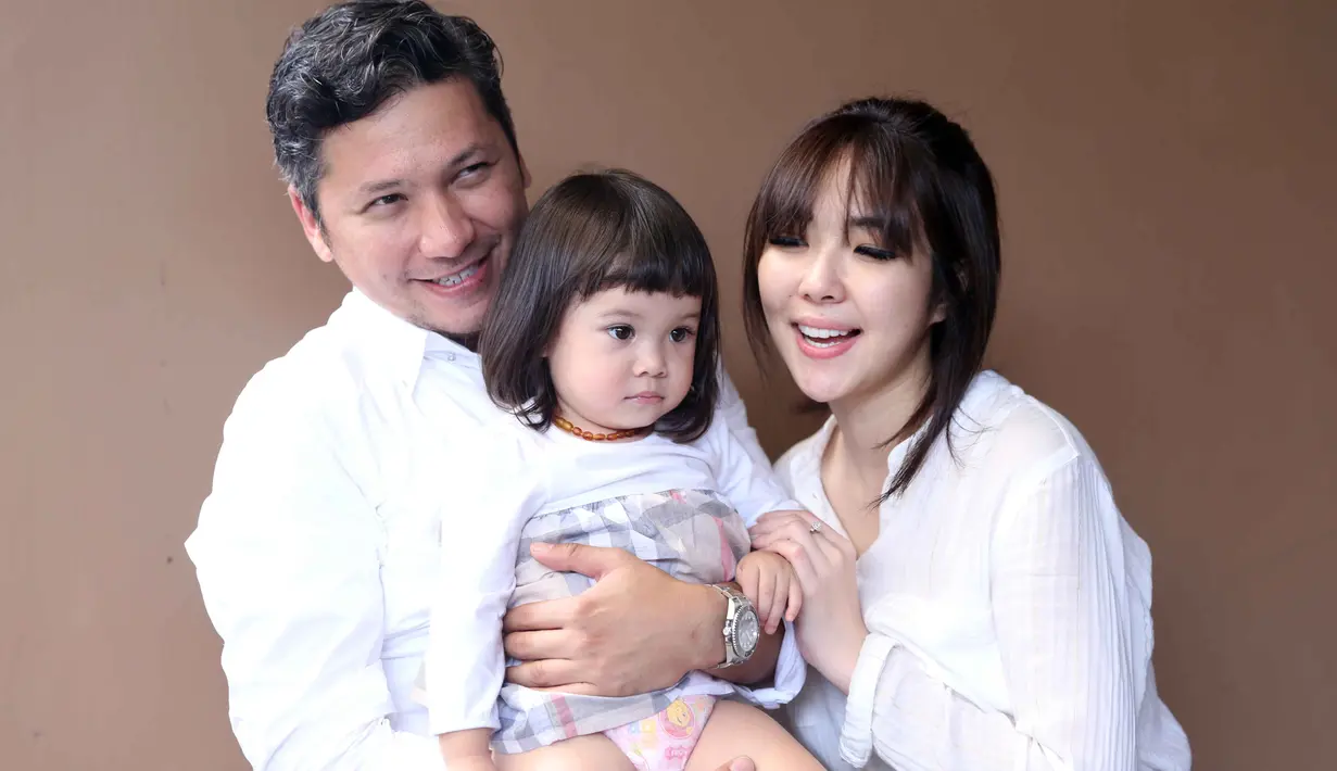 Gisella Anastasia, istri dari presenter Gading Marten ini memang seorang ibu yang baik. Ia selalu terlihat begitu sungguh-sungguh dalam merawat dan membesarkan anak perempuannya yang menggemaskan itu. (Nurwahyunan/Bintang.com)