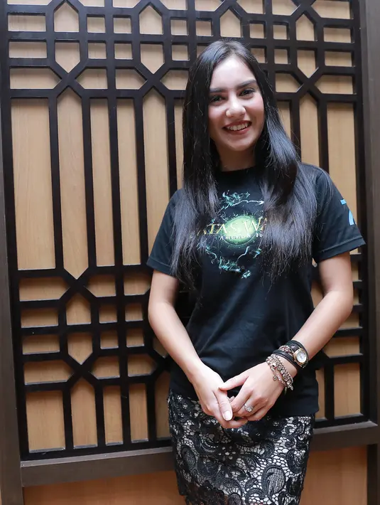 Bella mengakui bahwa putusnya hubungan itu sangat disayangkan oleh para penggemarnya masing-masing. Ia pun juga siap seandainya fans nya marah. (Adrian Putra/Bintang.com)