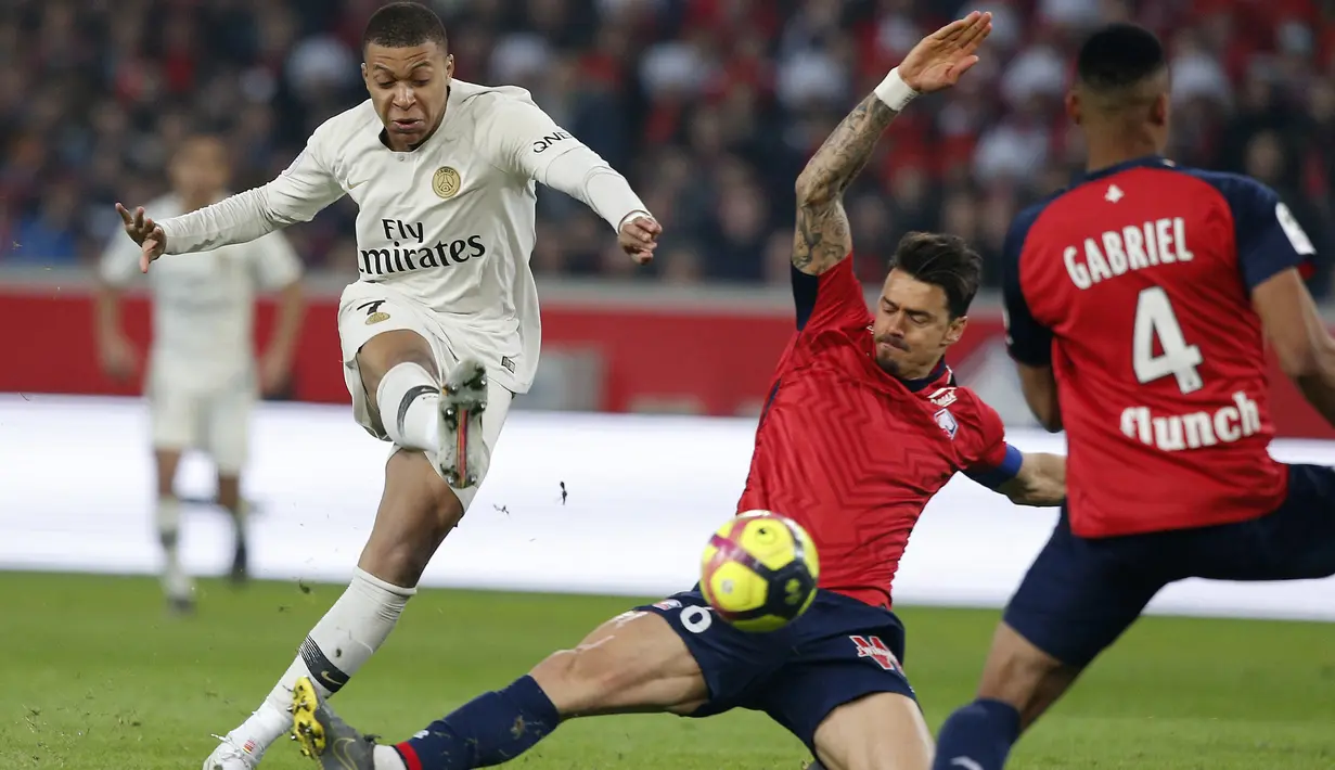Striker Paris Saint-Germain (PSG), Kylian Mbappe, melepaskan tendangan ke gawang Lille pada laga Liga Prancis di  Stade Pierre Mauroy, Minggu (14/4). PSG takluk 1-5 dari Lille. (AP/Michel Spingler)