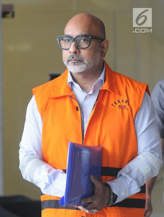 Alexander Muskitta perantara penyuap Direktur Produksi dan Teknologi PT Krakatau Steel Wisnu Kuncoro usai menjalani pemeriksaan lanjutan di Gedung KPK, Jakarta, Selasa (2/7/2019). Alexander diperiksa sebagai tersangka terkait dugaan suap dari kontraktor kepada Wisnu Kuncoro. (merdeka.com/DwiNarwoko)
