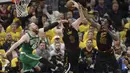 Pemain Cavaliers, Kevin Love (0) menangkap bola dari kejaran pemain Celtics, Aron Baynes (46) pada laga final Wilayah Timur NBA basketball di Quicken Loans Arena, Clevelan, (19/5/2018). Cavaliers menang 116-86. (AP/Tony Dejak)