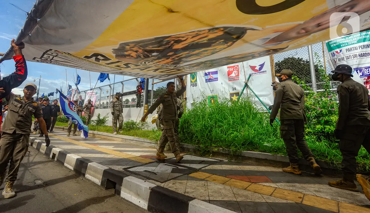 Selain itu, keberadaan APK berupa baliho berukuran besar ini dianggap dapat membahayakan warga atau pengendara yang melintas di sekitarnya. (merdeka.com/Arie Basuki)
