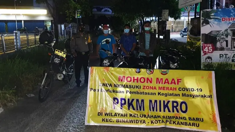 Penyekatan jalan menuju perumahan oleh petugas saat pemberlakuan PPKM Mikro di Pekanbaru.