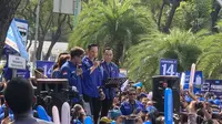 Ketua Umum Partai Demokrat Agus Harimurti Yudhoyono (AHY) bersama Ketua Fraksi Fraksi Demokrat Eddy Baskoro Yudhoyono (kanan) dan Andika Kangen Band (kiri) di depan KPU saat mendaftarkan caleg Demokrat. (Liputan6.com/Delvira Hutabarat)