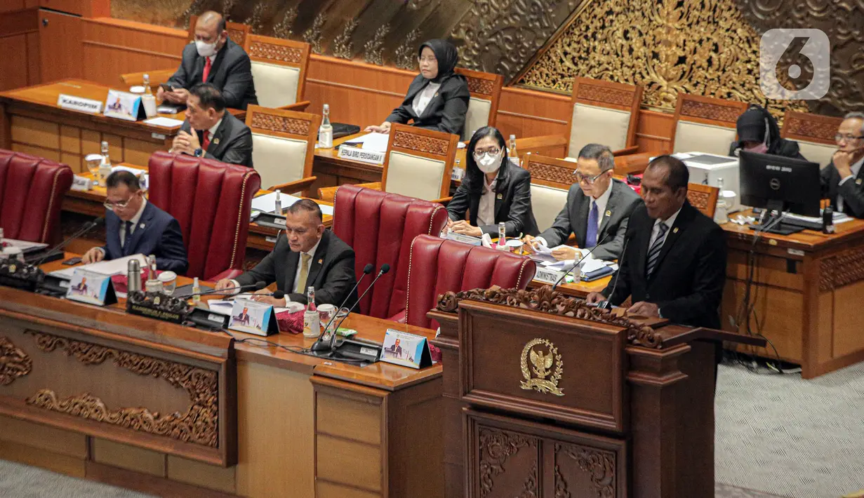 Wakil Ketua Komisi I DPR RI Abdul Kharis Almasyhari saat menyampaikan laporan hasil uji kelayakan dan kepatutan Calon Anggota KPI periode 2022-2025 dalam Rapat Paripurna ke-15 masa persidangan III tahun 2022-2023 di Kompleks Parlemen, Senayan, Jakarta, Selasa (7/2/2023). Rapat Paripurna tersebut mengesahkan calon Anggota Komisi Penyiaran Indonesia (KPI) Periode 2022-2025. (Liputan6.com/Faizal Fanani)