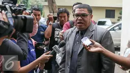 Pengacara Abdul Aziz, Razman Arif Nasution memberikan keterangan kepada wartawan mewakili kliennya yang tidak hadir dalam pemanggilan pemeriksaan, Jakarta, Rabu (24/2). Aziz akan diperiksa terkait bisnis prostitusi di kafenya. (Liputan6.com/Yoppy Renato)