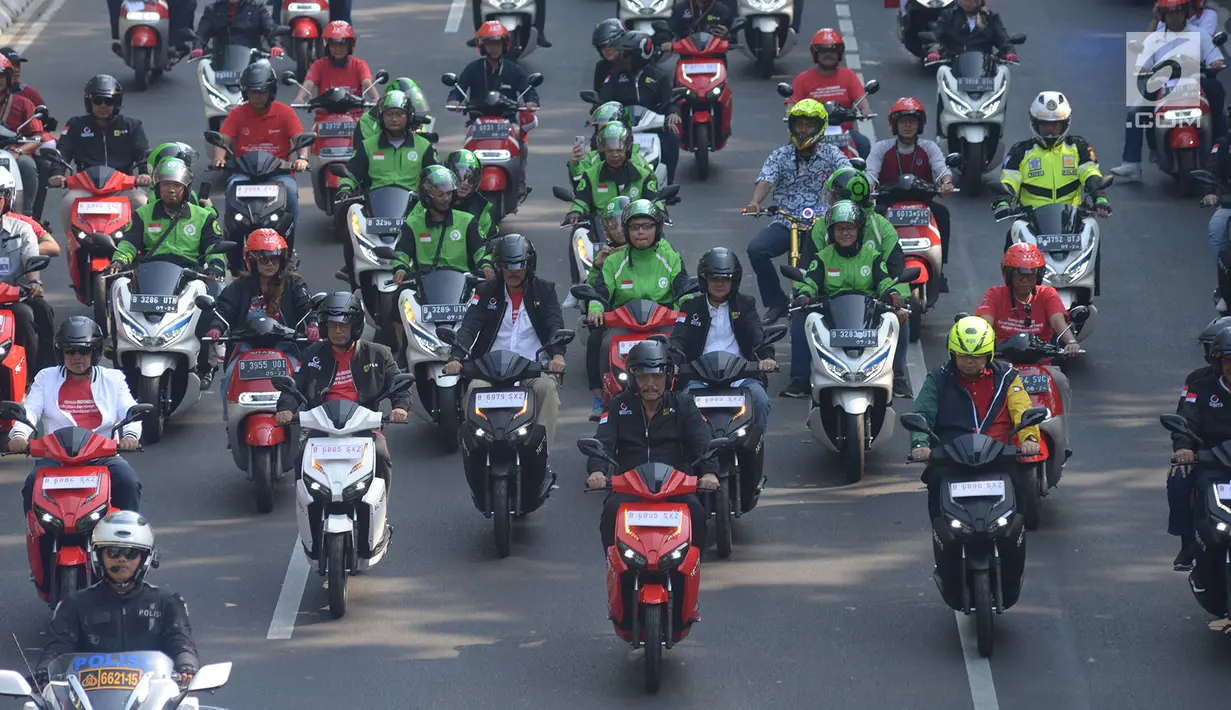 Menko Bidang Kemaritiman Luhut Pandjaitan, Menteri Perhubungan Budi Karya Sumadi, Menteri Perindustrian Airlangga Hartarto, dan Menteri Ristekdikti Mohamad Nasir melakukan konvoi kendaraan bermotor listrik (KBL) melintasi kawasan MH Thamrin, Jakarta, Sabtu (31/8/2019). (merdeka.com/Imam Buhori)