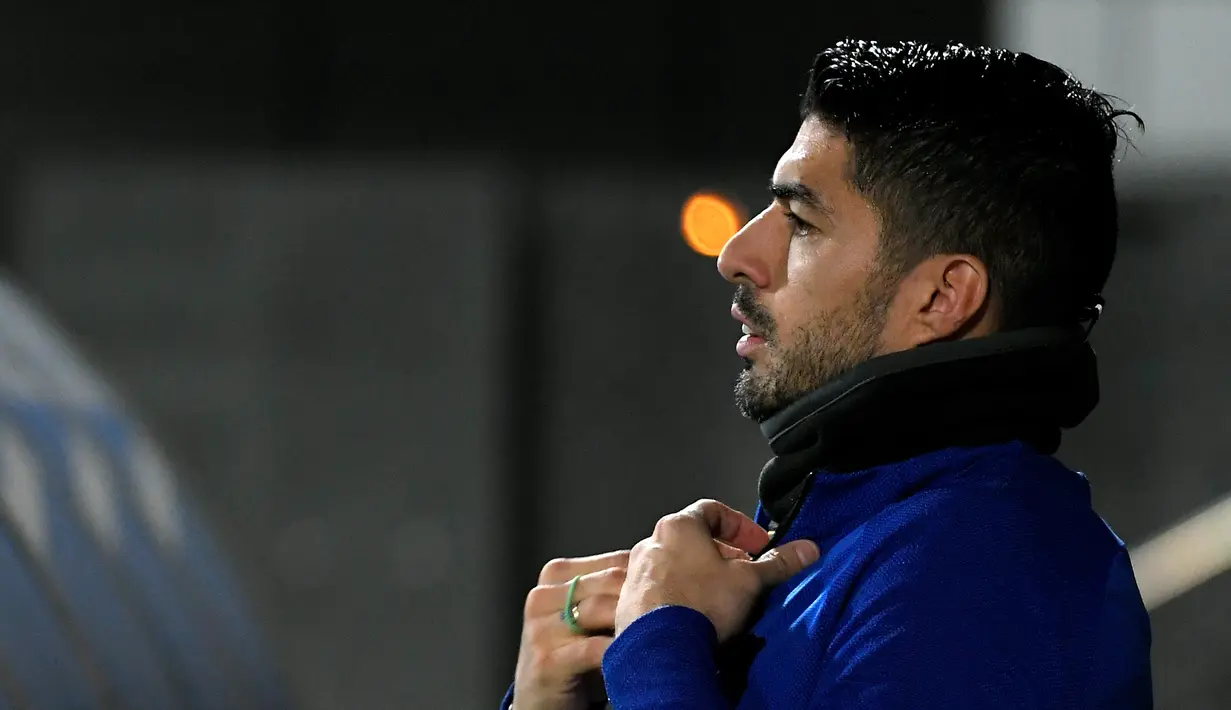 Penyerang Barcelona, Luis Suarez tiba menghadiri sesi latihan tim di Joan Gamper Sports City di Sant Joan Despi (17/12/2019). Barcelona akan bertanding melawan Real Madrid dalam laga El Clasico di Camp Nou. (AFP/Lluis Gene)