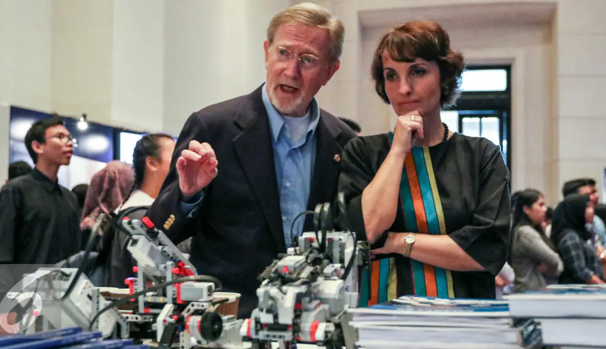Istri Dubes Amerika untuk Indonesia, Sofia Blake dan Al Jaeger melihat robot rakitan siswa Sampoerna dalam workshoop, Jakarta, Sabtu (5/3/2016). Sampoerna University gelar education expo 2016. (Liputan6.com/Yoppy Renato)