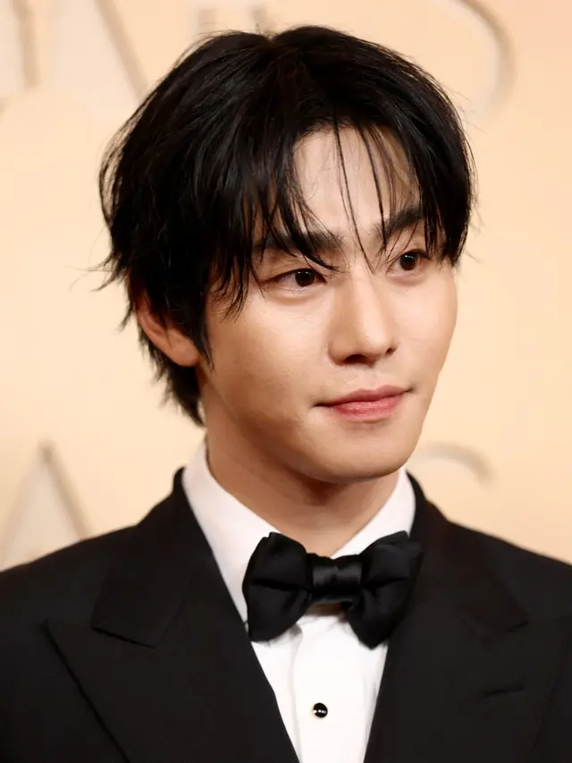 Gaya rambut Ahn Hyo-seop di Karpet Merah Oscars Awards 2026 . [Photo by Arturo Holmes / GETTY IMAGES NORTH AMERICA / Getty Images via AFP]